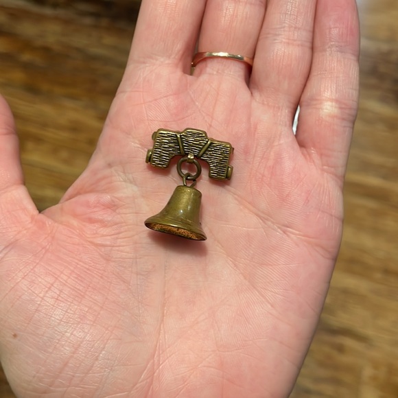 Vintage gold brass Liberty Bell lapel pin - Picture 4 of 6